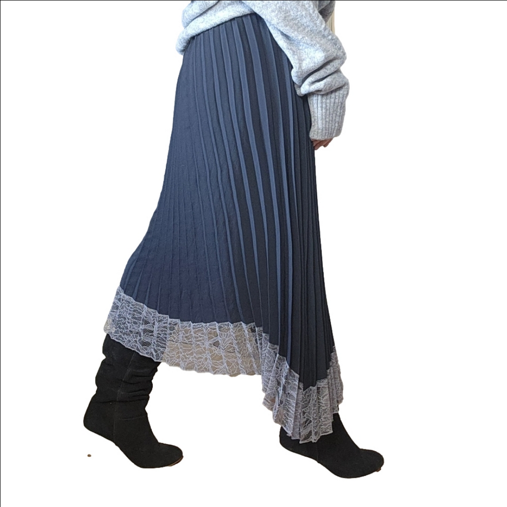 Midi skirt Pleated with lace trim Asymmetrical Black color LORI GOLDSTEIN - Picture 6 of 14